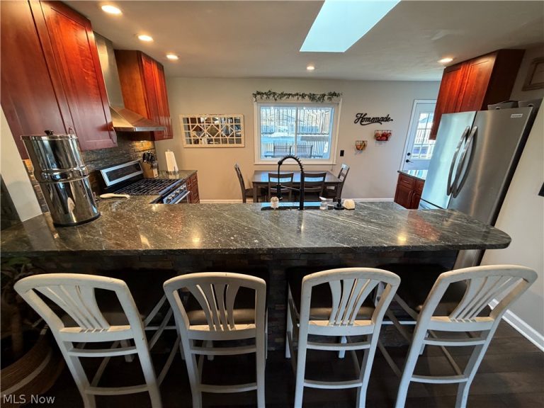 28575 Holly Drive, North Olmsted, OH - Photo 6
