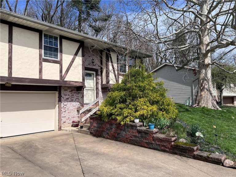 919 Chelsea Drive, Dover, OH - Photo 2