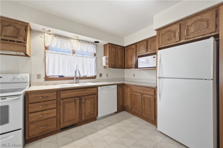 361 Hilltop Boulevard, Canfield, OH - Photo 4