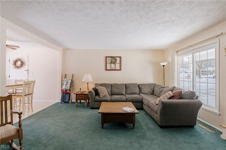 6250 Oxford Court, Bedford Heights, OH - Photo 3