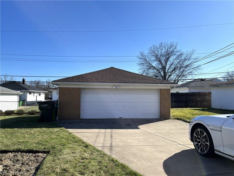 12416 Eastwood Boulevard, Garfield Heights, OH - Photo 4