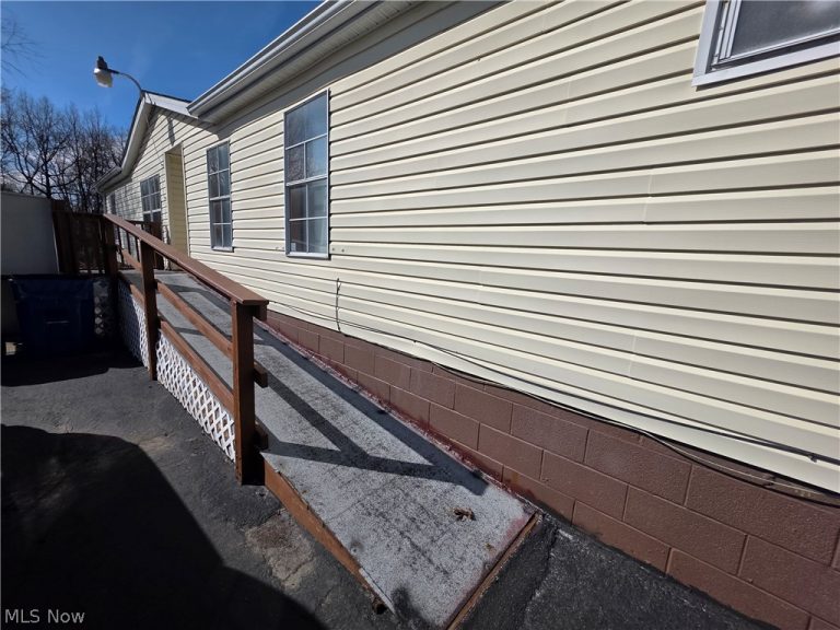 3700 Liberty Avenue, Hubbard, OH - Photo 4
