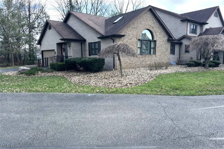1151 Surrey Point Drive, Warren, OH - Photo 2