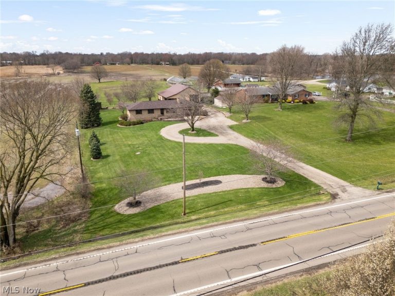 13671 Kent Avenue, Hartville, OH - Photo 4