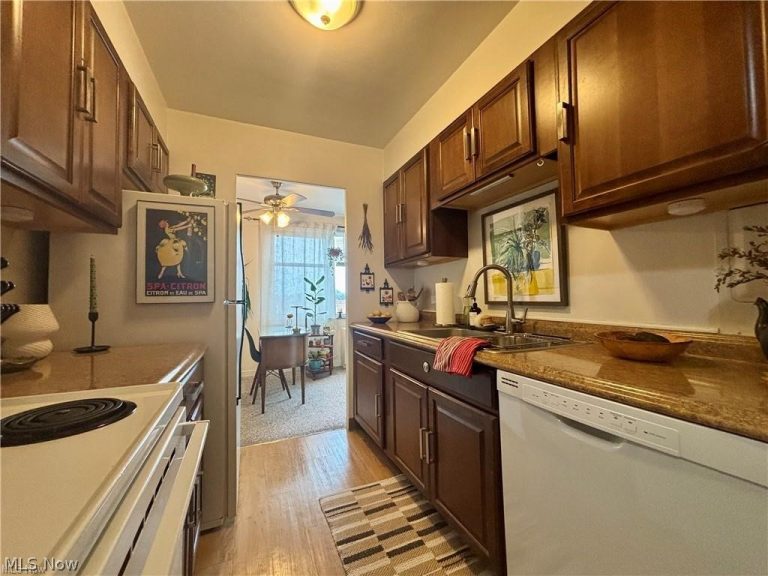 11850 Edgewater Drive #723, Lakewood, OH - Photo 5