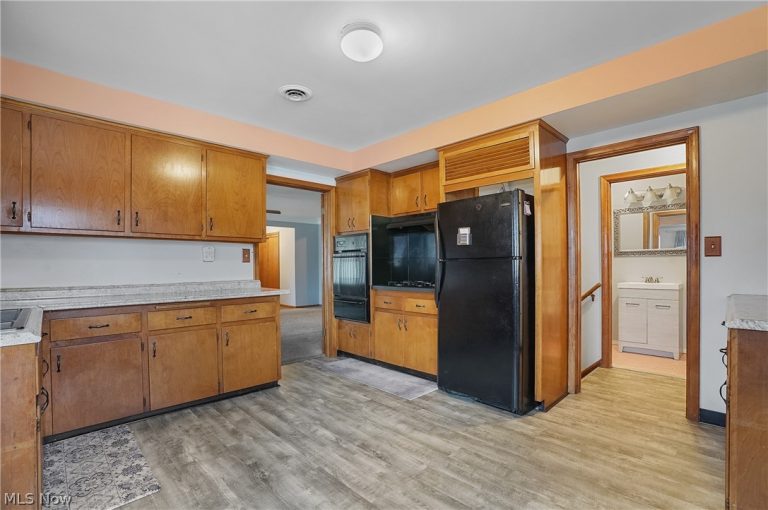 23501 Effingham Boulevard, Euclid, OH - Photo 2