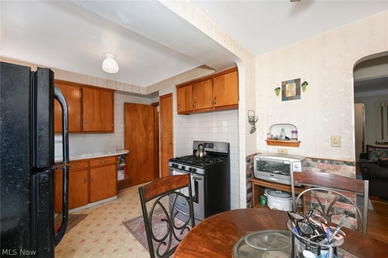 17812 Dalewood Avenue, Maple Heights, OH - Photo 8