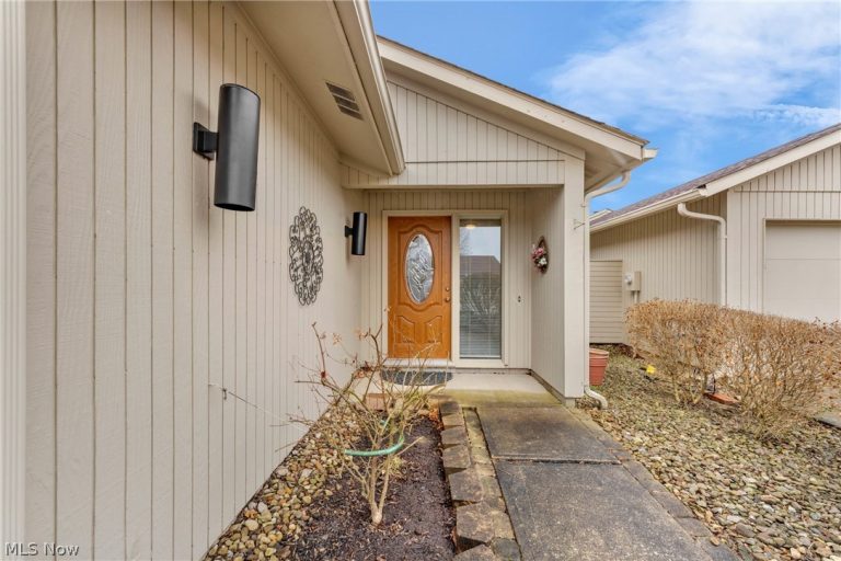 22137 Meadownorth Court, Strongsville, OH - Photo 4