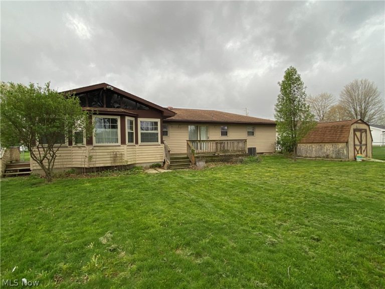 4700 Woodridge Drive, Austintown, OH - Photo 2