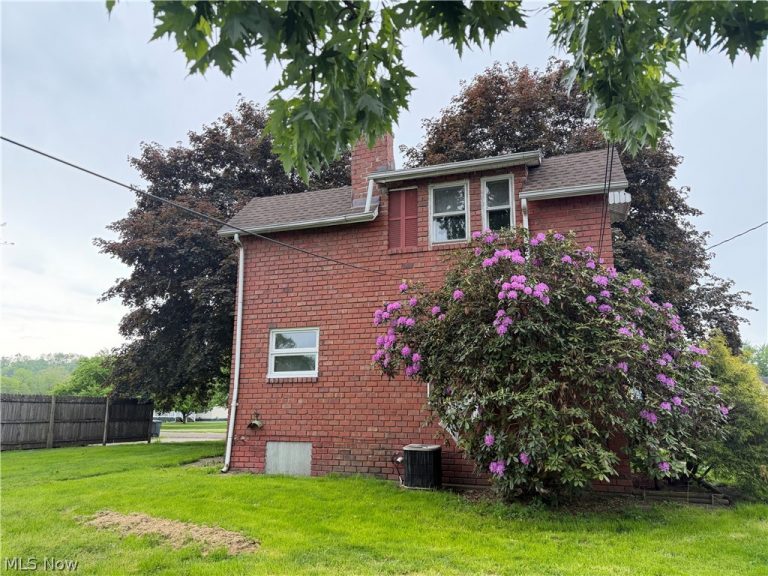 218 Lawn Drive, Newcomerstown, OH - Photo 3