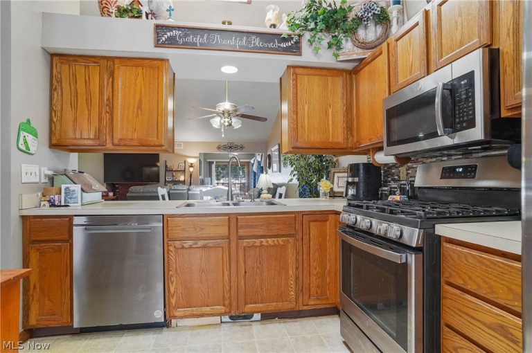 17 Harneds Landing, Cortland, OH - Photo 3