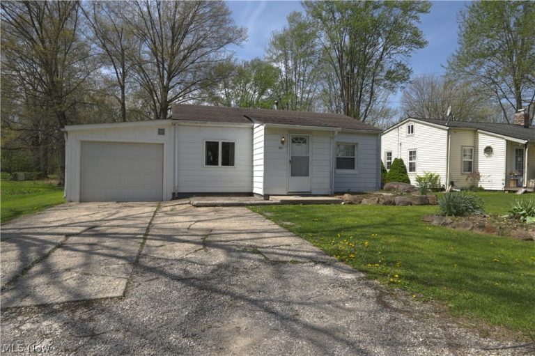 10924 Libby Avenue, Elyria, OH - Photo 2