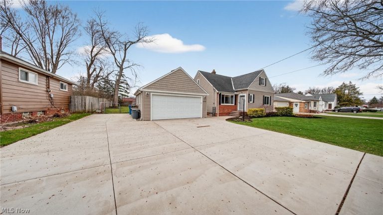 6716 Charles Road, North Olmsted, OH - Photo 2