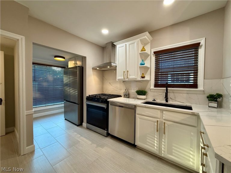 2216 Barrington Road, University Heights, OH - Photo 3