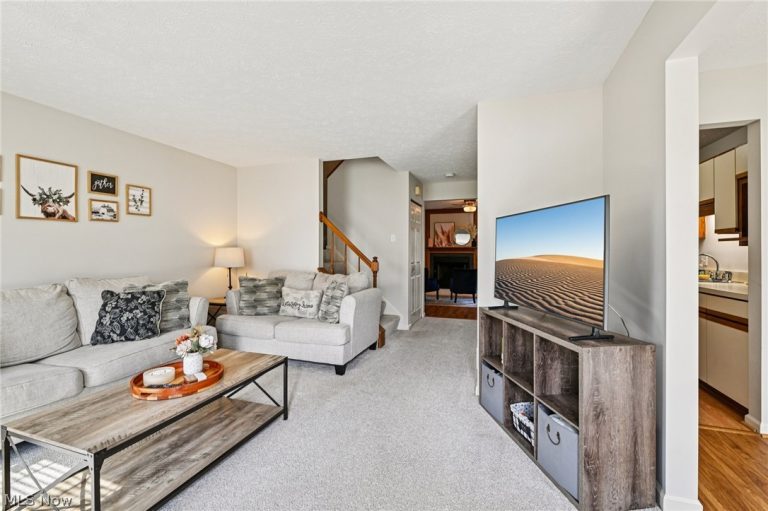 3432 Brookpoint Lane, Cuyahoga Falls, OH - Photo 6