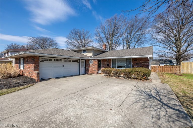423 Decker Drive, Seven Hills, OH - Photo 2