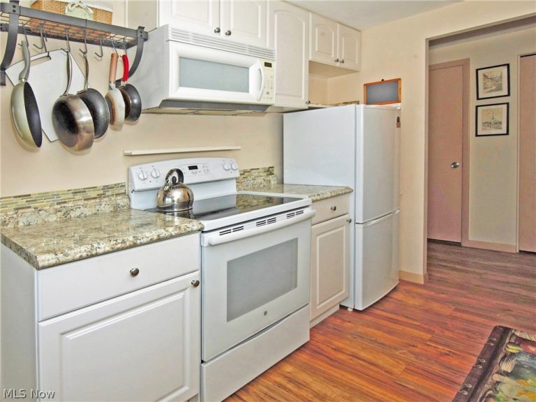 25600 Country Club Boulevard #18, North Olmsted, OH - Photo 5