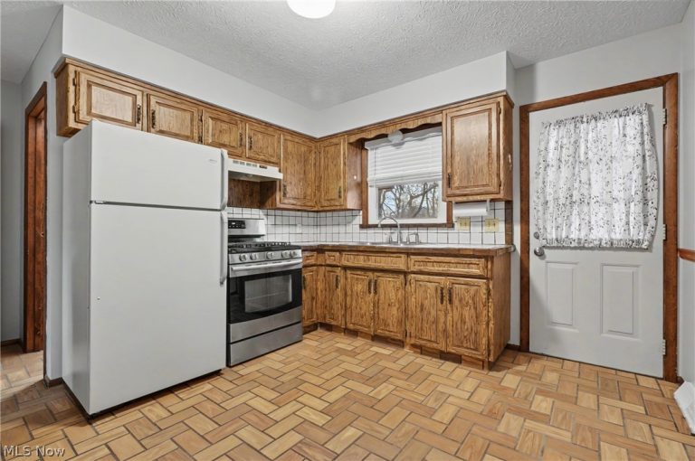 548 Continental Drive #B, Salem, OH - Photo 2