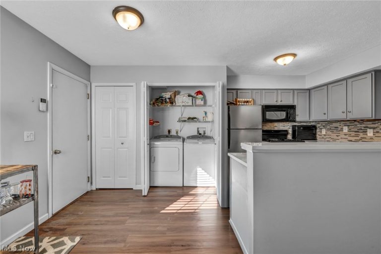 6707 Woodruff Court, Middleburg Heights, OH - Photo 8