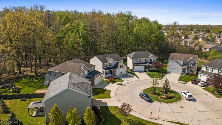 38410 Loman Court, North Ridgeville, OH - Photo 2