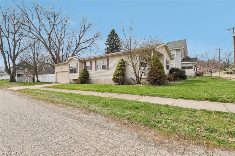 134 Hazelwood Avenue, Barberton, OH - Photo 3