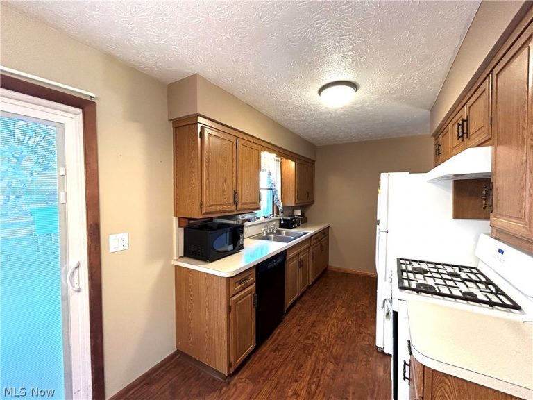 2205 Kimball Court, Akron, OH - Photo 8