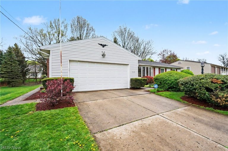 1210 Janet Avenue, North Canton, OH - Photo 2