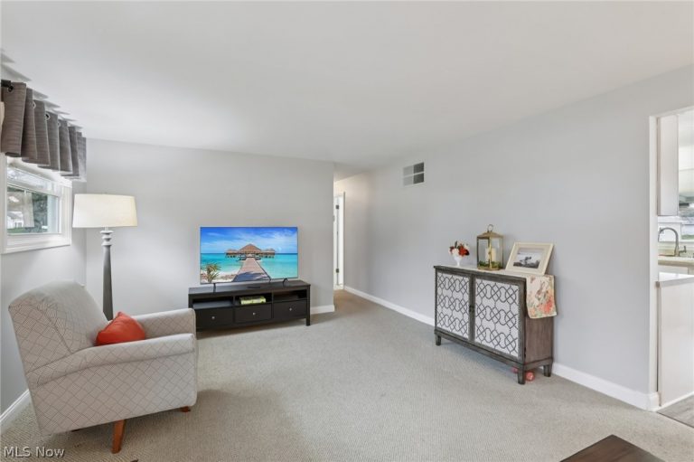 6168 Thistlewood Drive, Mentor, OH - Photo 8