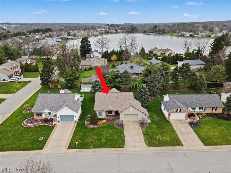 268 Bayshore Drive, Columbiana, OH - Photo 2