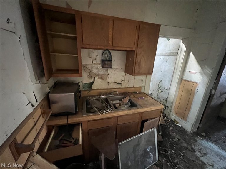 5996 Engel Avenue, Cleveland, OH - Photo 6