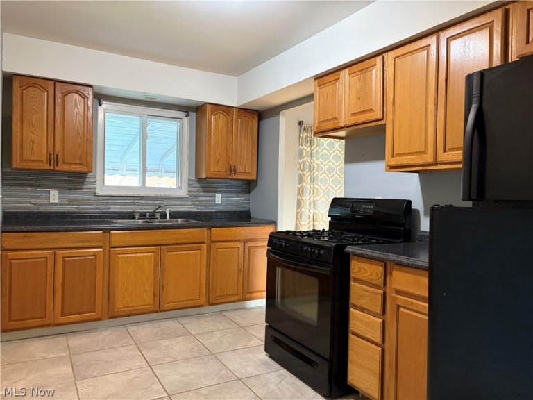 4027 Crest Drive, Cleveland, OH - Photo 3