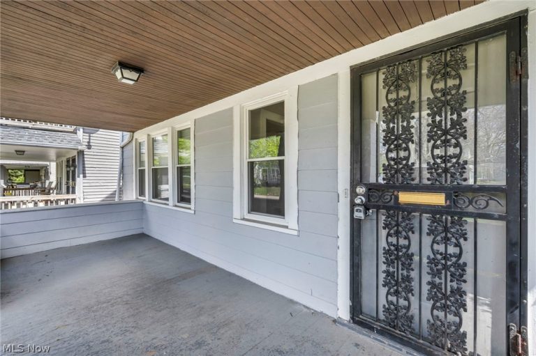 921 Helmsdale Road, Cleveland Heights, OH - Photo 5