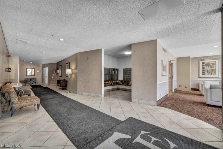 12520 Edgewater Drive #806, Lakewood, OH - Photo 4