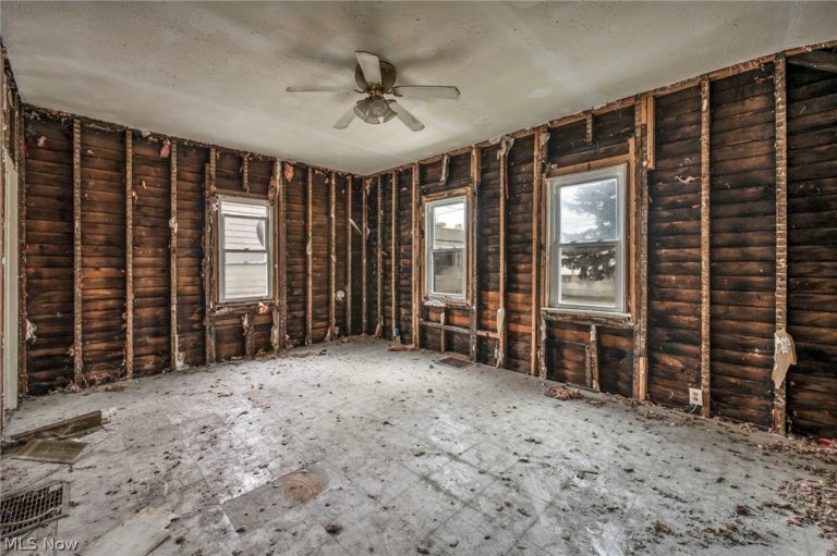 215 Tuscarawas Street, Elyria, OH - Photo 8