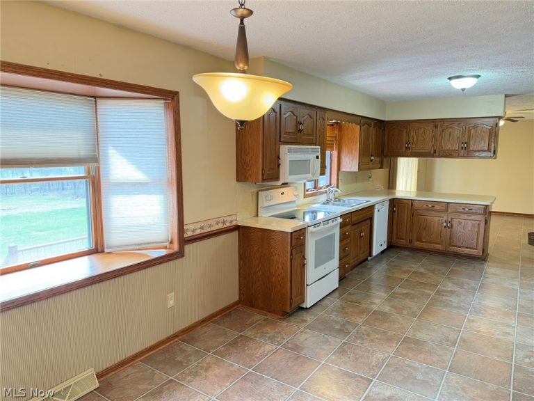 8258 Elyria Road, Shreve, OH - Photo 6