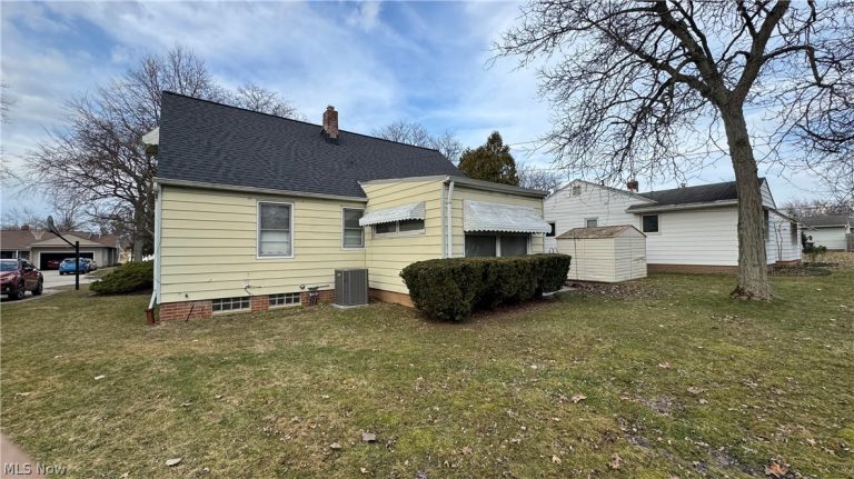 5202 Longton Road, Lyndhurst, OH - Photo 3