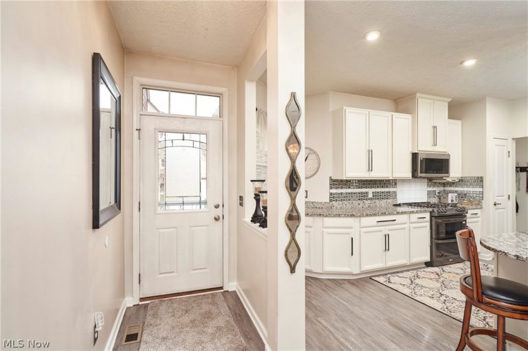 3198 Old Mill Drive, Cuyahoga Falls, OH - Photo 3