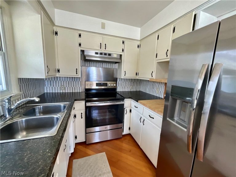 13526 Glenvale Avenue, Uniontown, OH - Photo 3