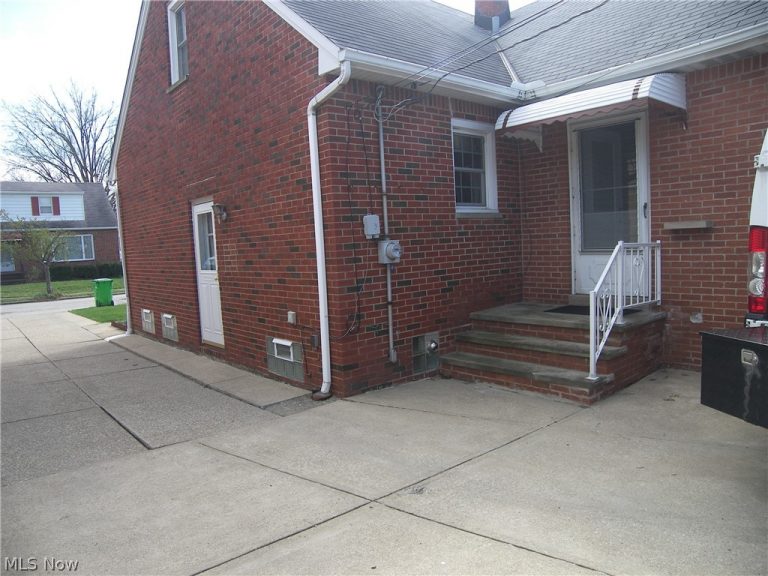 20871 Trebec Boulevard, Euclid, OH - Photo 3