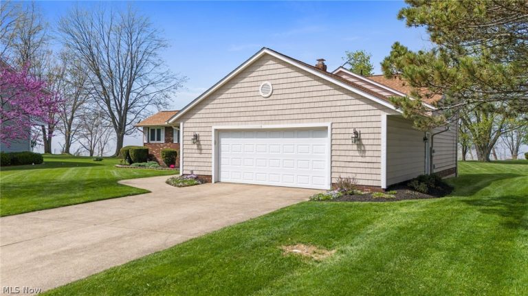 59 Lakehurst Drive, Eastlake, OH - Photo 2