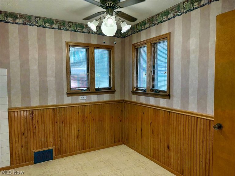 355 Gayle Drive, Sheffield Lake, OH - Photo 8