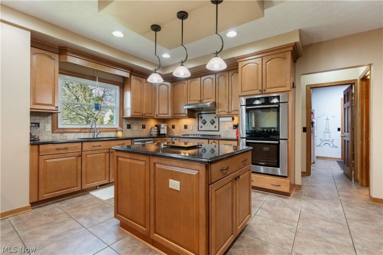 2903 Aylesbury Street, North Canton, OH - Photo 5