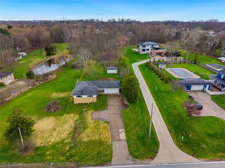 19156 Howe Road, Strongsville, OH - Photo 3