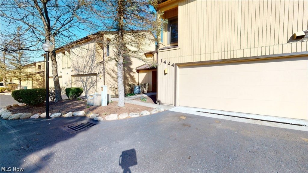 1424 Loop Road, Kent, OH