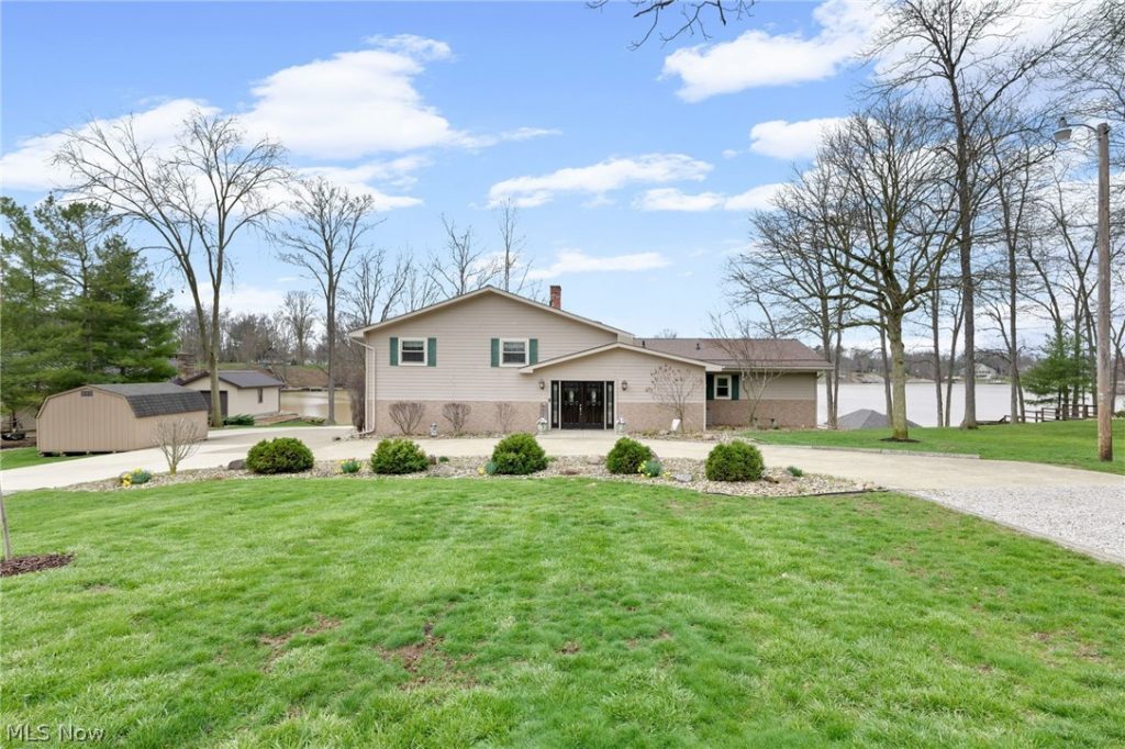 703 Holiday Drive, Willard, OH