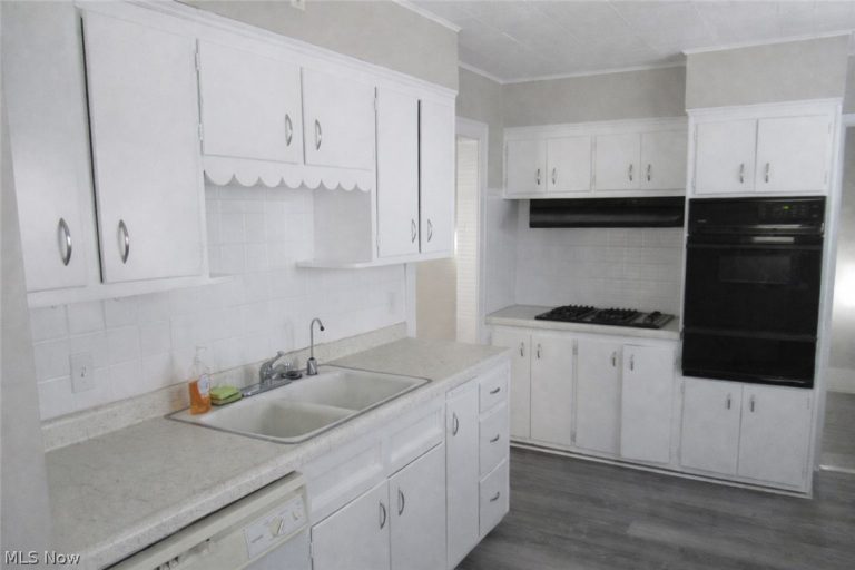 2015 Baxterly Avenue, Lakewood, OH - Photo 8