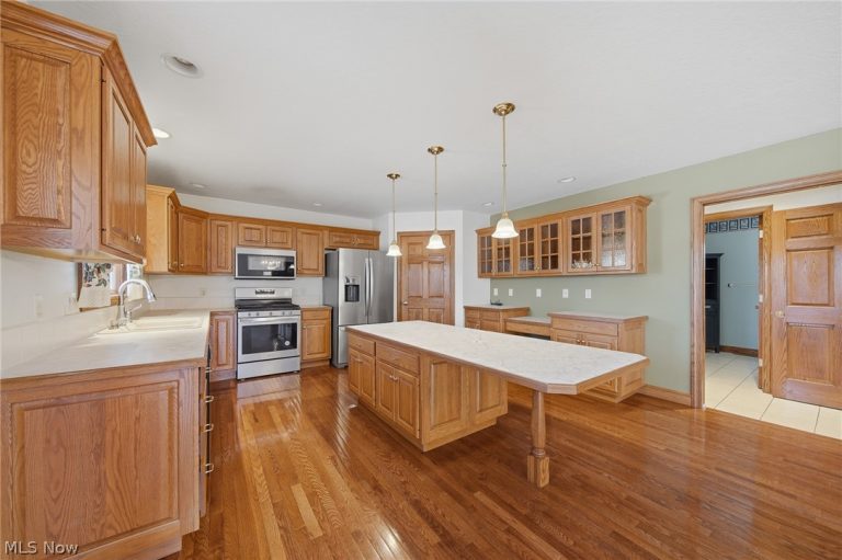 11011 Immel Avenue, Hartville, OH - Photo 8