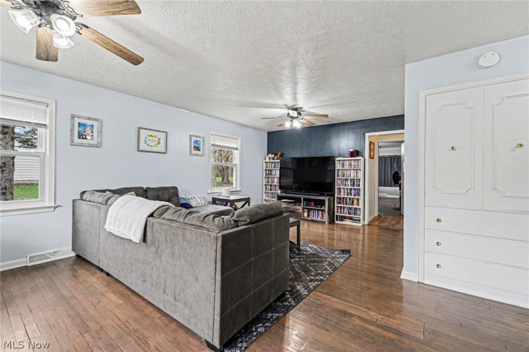 7714 Hopkins Road, Mentor, OH - Photo 3