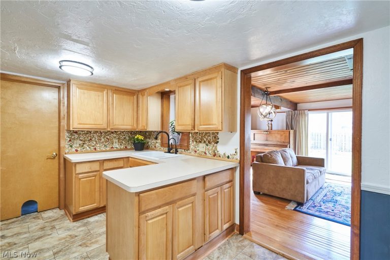 1360 Croyden Road, Lyndhurst, OH - Photo 8