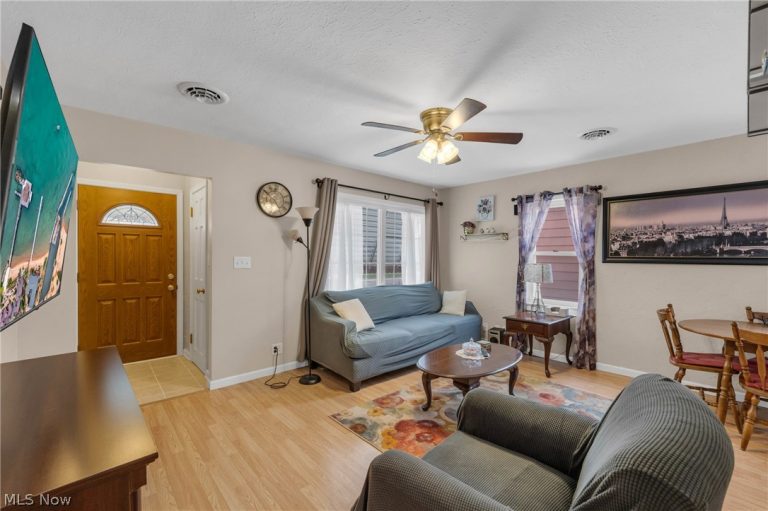 912 Dawnwood Drive, Parma, OH - Photo 6